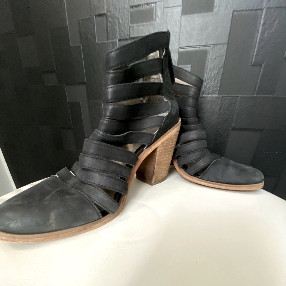 NORDSTROM HINGE Hybrid Black Heeled Ankle Boots